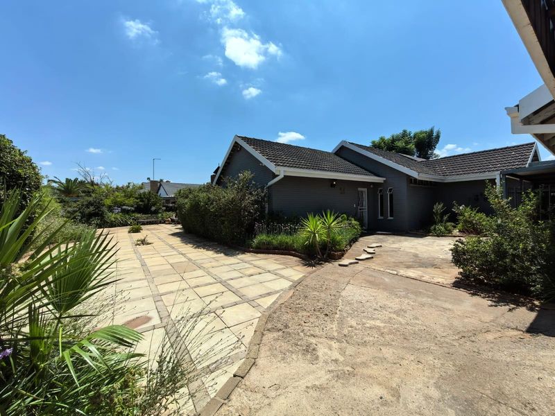 Your Sustainable, 4 Bedroom, Off The Grid, Sanctuary Awaits! - Photo 8