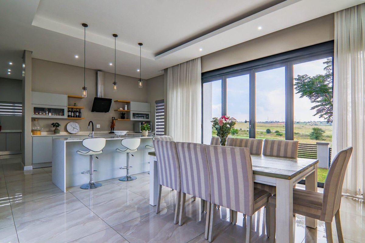 Luxurious Executive Living with Uninterrupted Fairway Views - Photo 4
