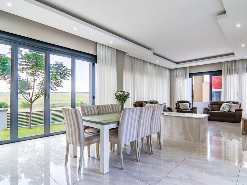 Luxurious Executive Living with Uninterrupted Fairway Views - Photo 3