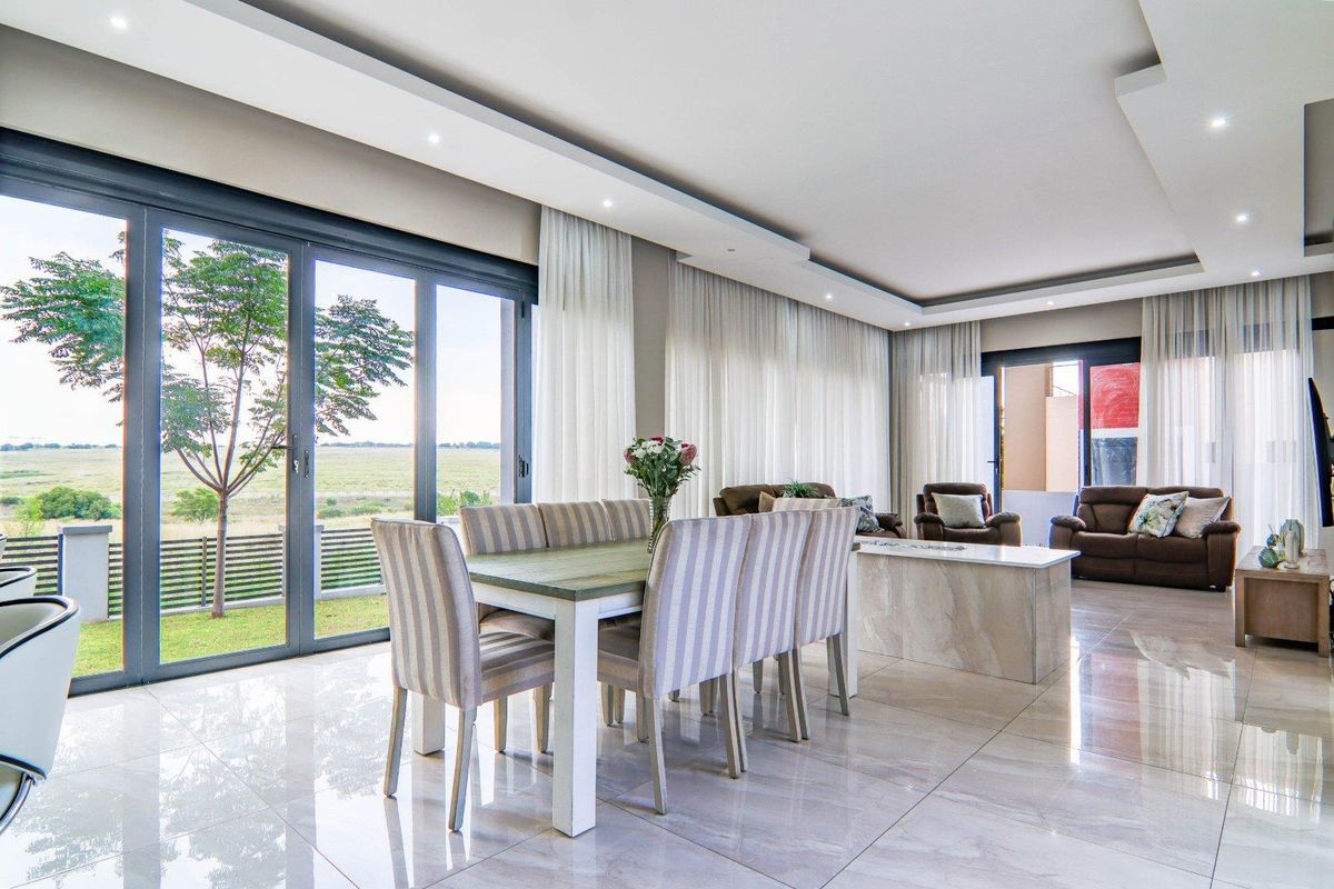 Luxurious Executive Living with Uninterrupted Fairway Views - Photo 3