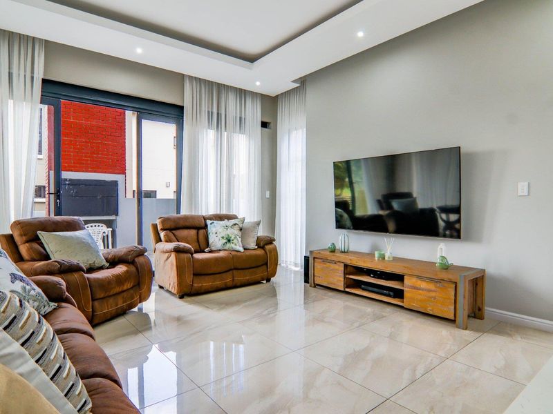Luxurious Executive Living with Uninterrupted Fairway Views - Photo 5