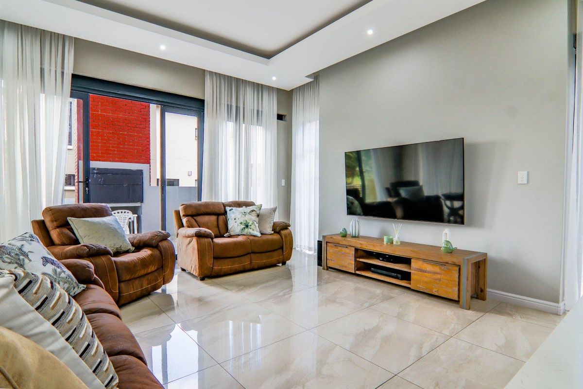 Luxurious Executive Living with Uninterrupted Fairway Views - Photo 5