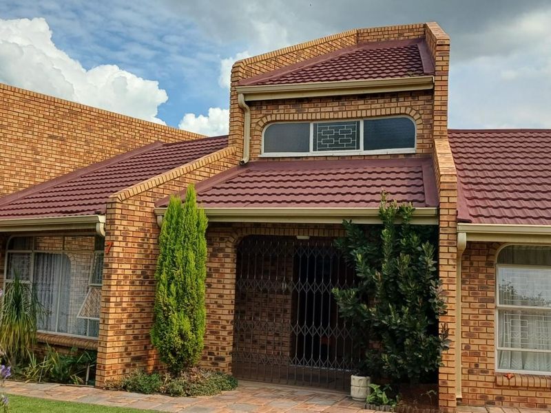 Upmarket Family Home with Private Flatlet and Entertainment Features Secunda - Photo 3