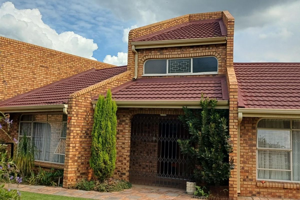 Upmarket Family Home with Private Flatlet and Entertainment Features Secunda - Photo 3