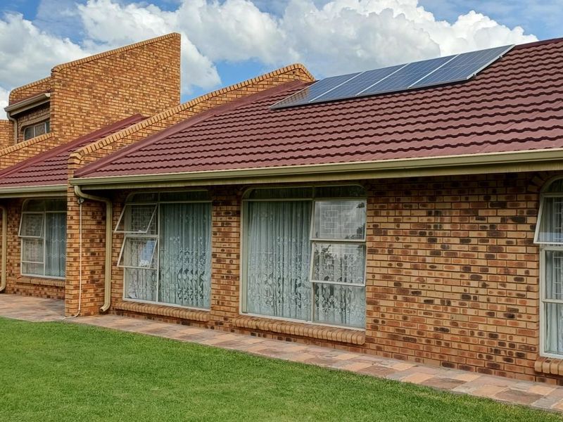 Upmarket Family Home with Private Flatlet and Entertainment Features Secunda - Photo 4