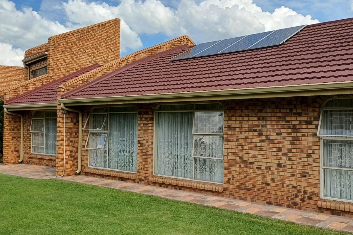 Upmarket Family Home with Private Flatlet and Entertainment Features Secunda - Photo 4