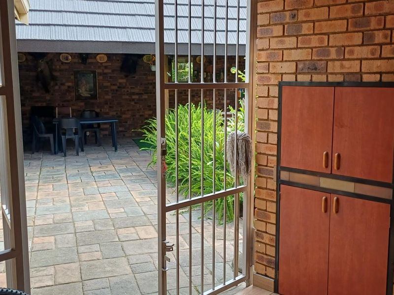 Upmarket Family Home with Private Flatlet and Entertainment Features Secunda - Photo 7