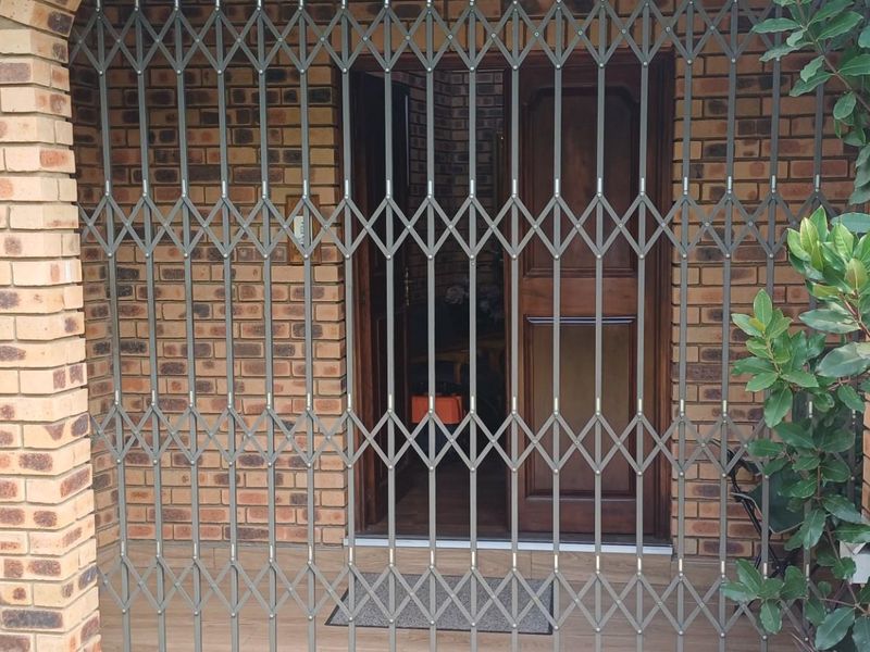 Upmarket Family Home with Private Flatlet and Entertainment Features Secunda - Photo 5