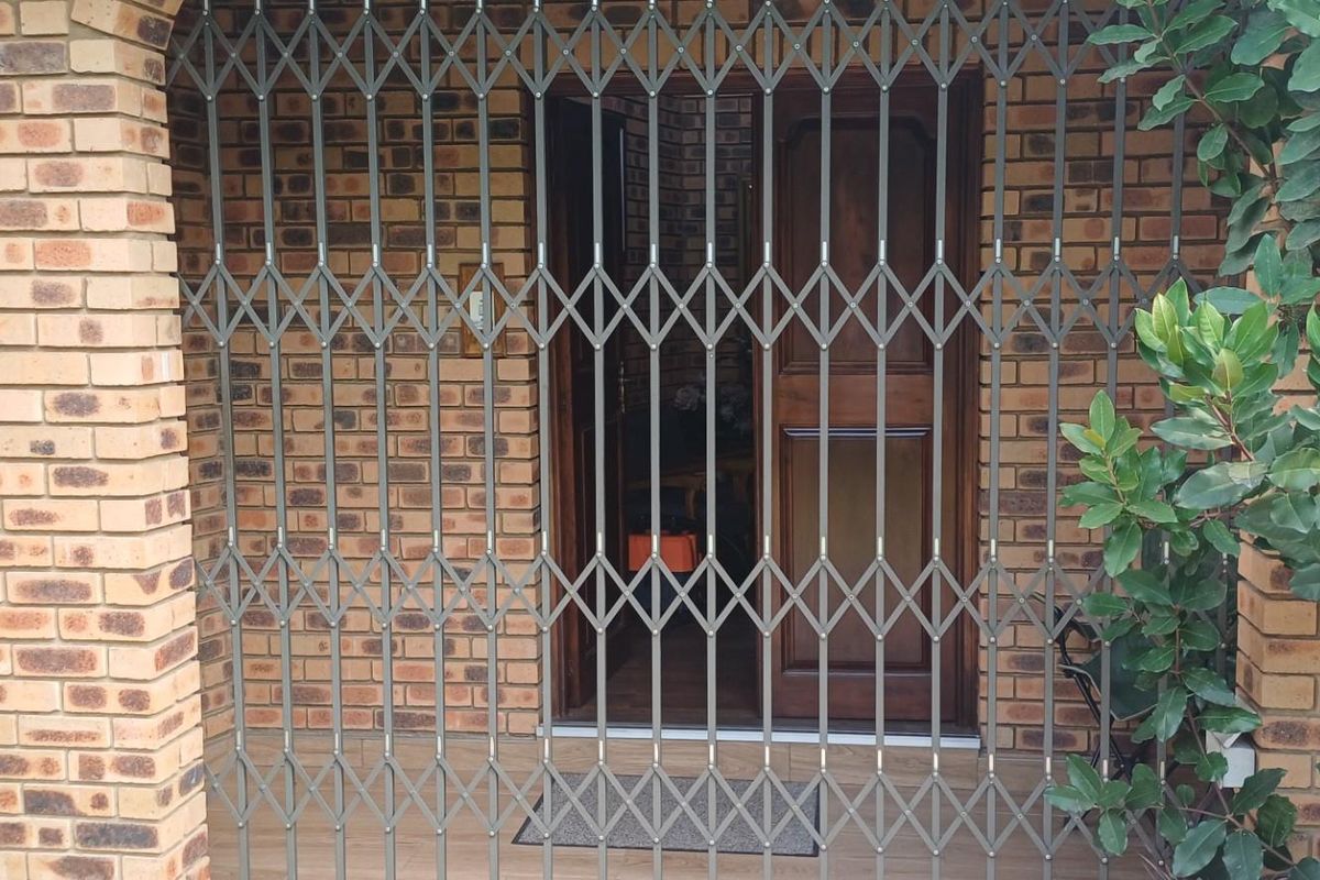 Upmarket Family Home with Private Flatlet and Entertainment Features Secunda - Photo 5