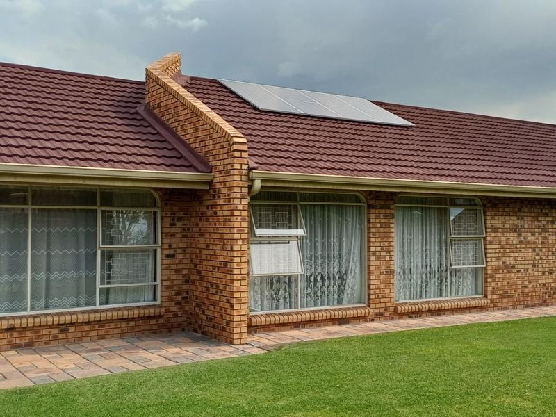 Upmarket Family Home with Private Flatlet and Entertainment Features Secunda - Photo 2