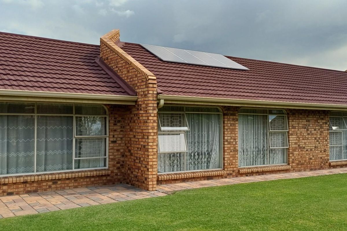 Upmarket Family Home with Private Flatlet and Entertainment Features Secunda - Photo 2