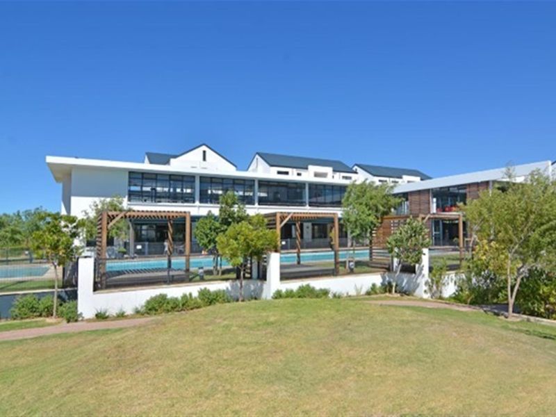 SPOTLESS 3 BED,  2 BATH. FURNISHED APARTMENT in De Velde. 7 MONTH LEASE. IMMEDIATELY AVAILABLE - Photo 1
