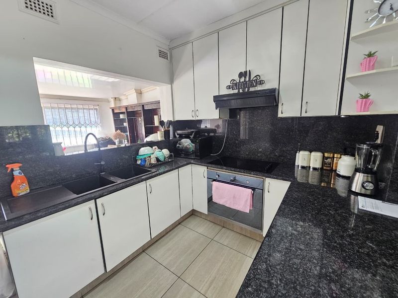 Family Home For Sale in Yellowwood Park, Durban, KwaZulu Natal - Photo 5