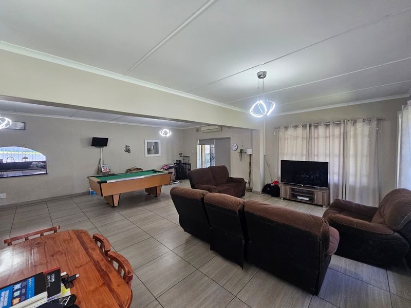 Family Home For Sale in Yellowwood Park, Durban, KwaZulu Natal - Photo 3