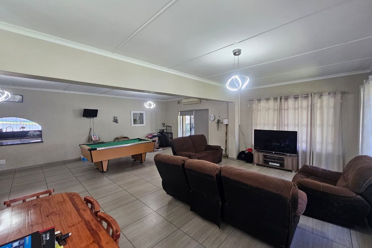 Family Home For Sale in Yellowwood Park, Durban, KwaZulu Natal - Photo 3