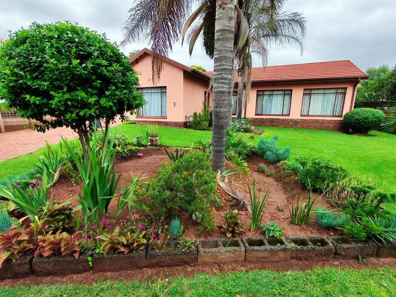 House For Sale in Kanonkop, Middelburg - Photo 2