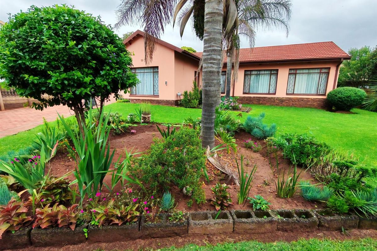 House For Sale in Kanonkop, Middelburg - Photo 2