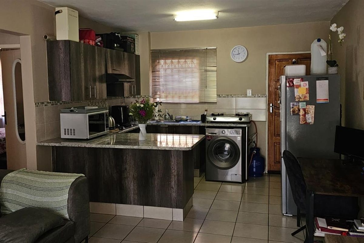 2 bed 1 Full bath - Apartment For Sale R600 000 - Photo 3