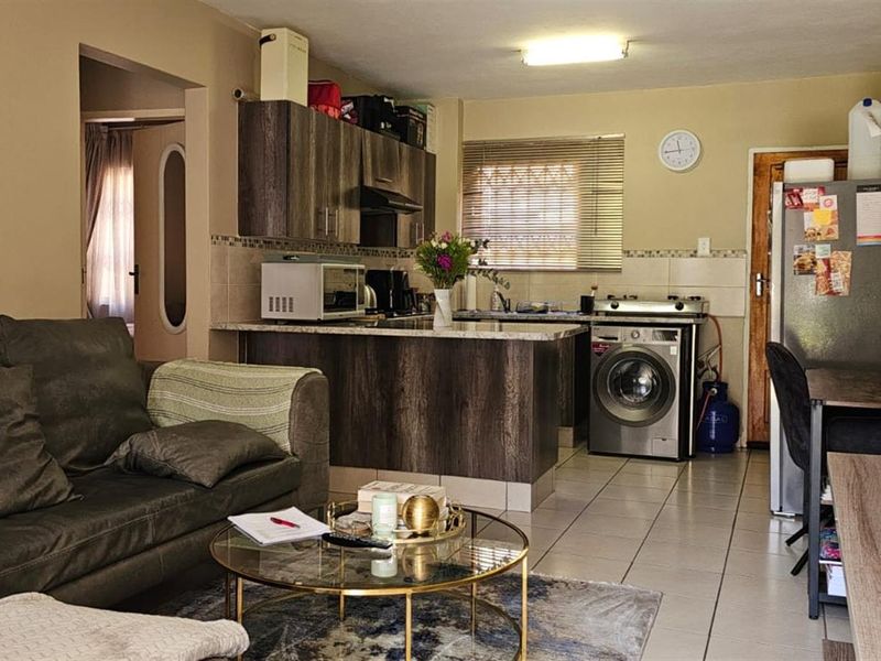 2 bed 1 Full bath - Apartment For Sale R600 000 - Photo 1
