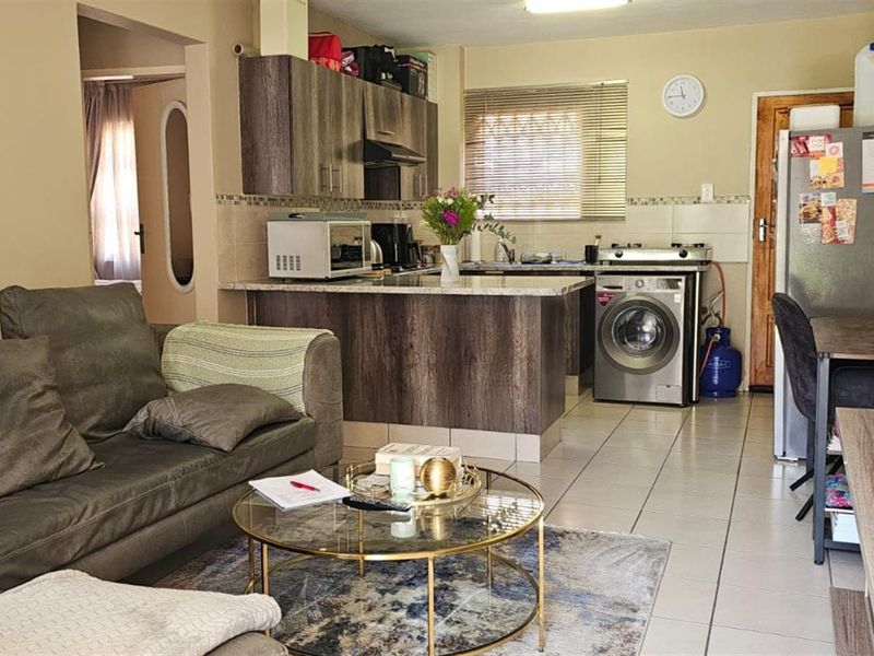 2 bed 1 Full bath - Apartment For Sale R600 000 - Photo 2