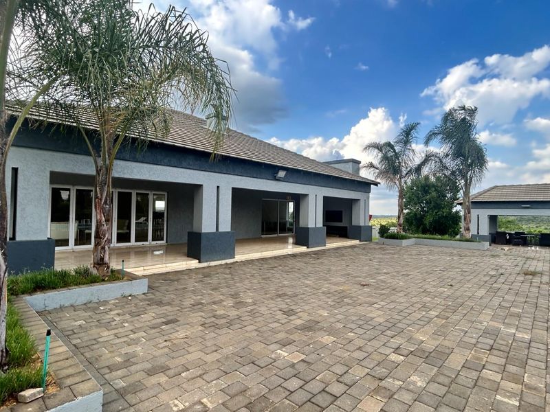 Private Estate Masterpiece Designed for Grand Living and Unforgettable Entertaining - Photo 4