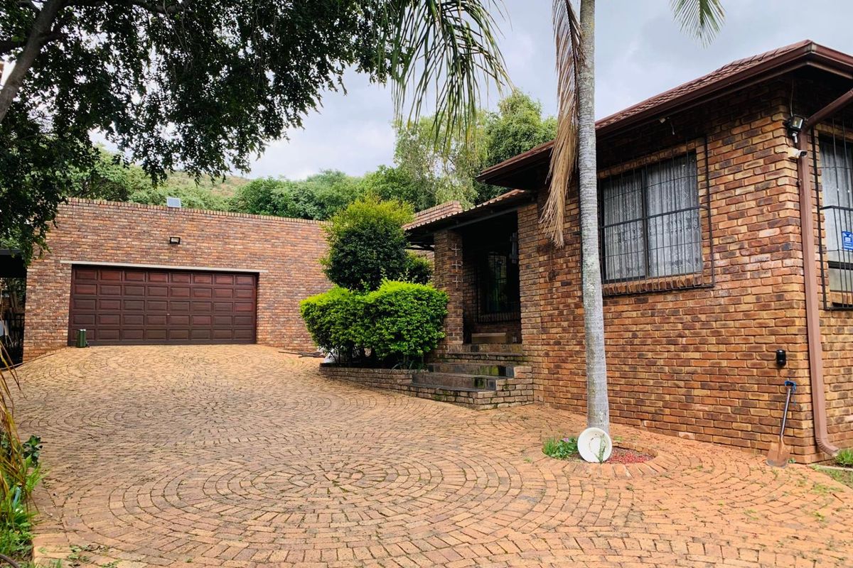 Massive 7 Bedroom House For Sale in Florauna, Pretoria - Photo 5