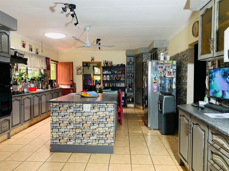 Massive 7 Bedroom House For Sale in Florauna, Pretoria - Photo 8