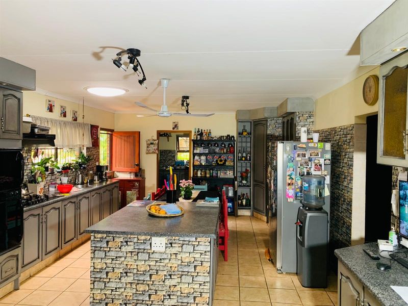 Massive 7 Bedroom House For Sale in Florauna, Pretoria - Photo 9