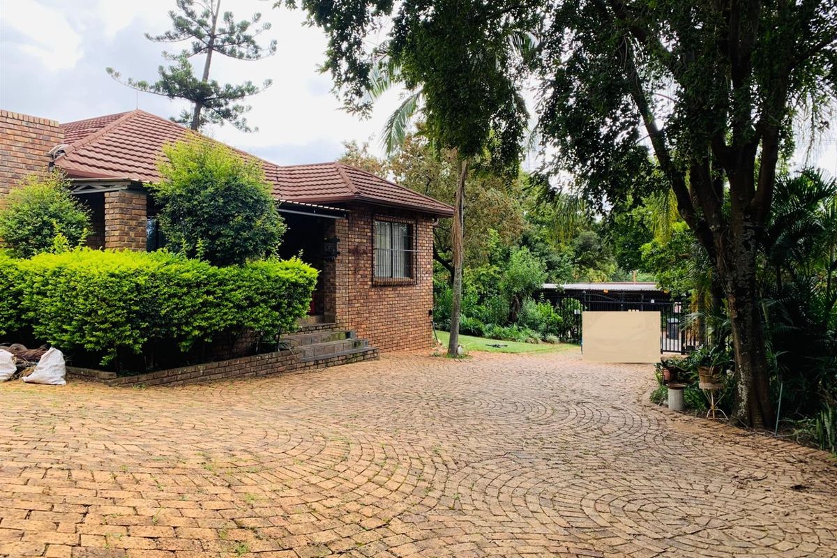 Massive 7 Bedroom House For Sale in Florauna, Pretoria - Photo 2