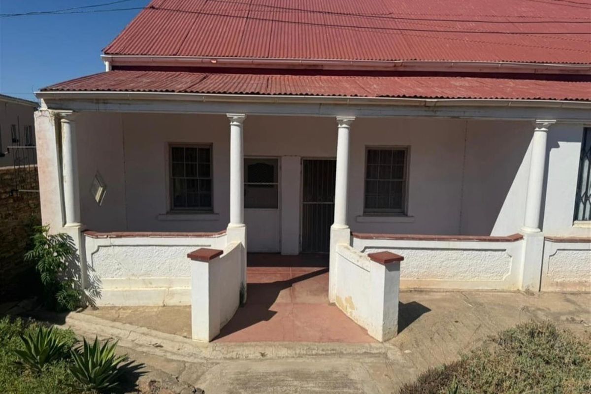 5 Bedroom Family Home For Sale in Jansenville. - Photo 2