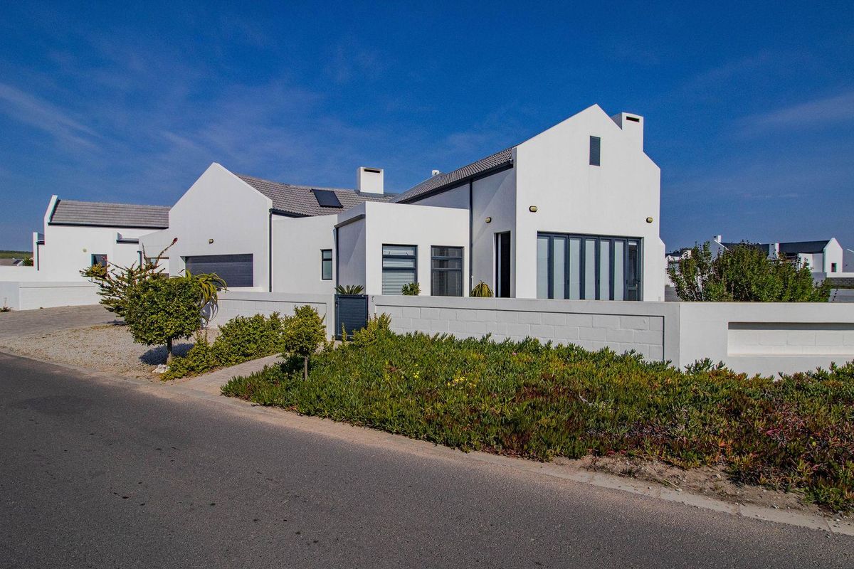 Turn Heads on Every Corner - Just Steps from Golden Mile Beach! - Photo 2