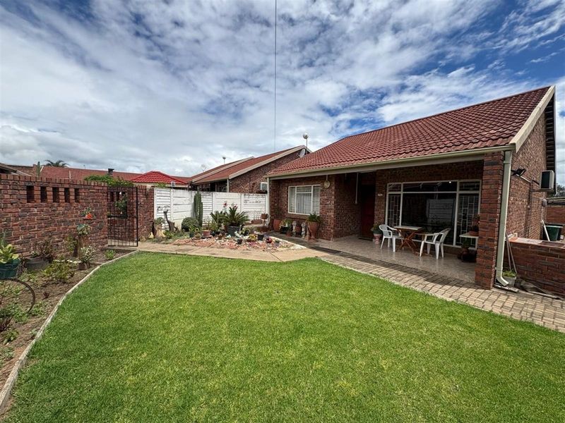 Exclusive 3-Bedroom Townhouse for Sale in Newcastle Central - Photo 1