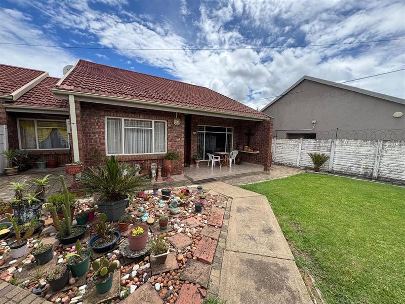 Exclusive 3-Bedroom Townhouse for Sale in Newcastle Central - Photo 2