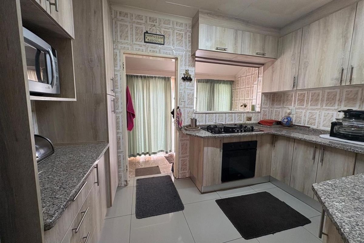 Exclusive 3-Bedroom Townhouse for Sale in Newcastle Central - Photo 5