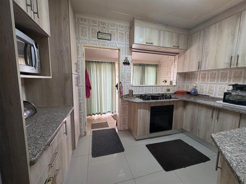 Exclusive 3-Bedroom Townhouse for Sale in Newcastle Central - Photo 5