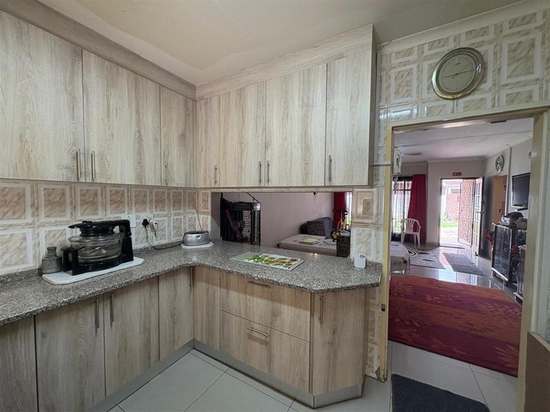 Exclusive 3-Bedroom Townhouse for Sale in Newcastle Central - Photo 8