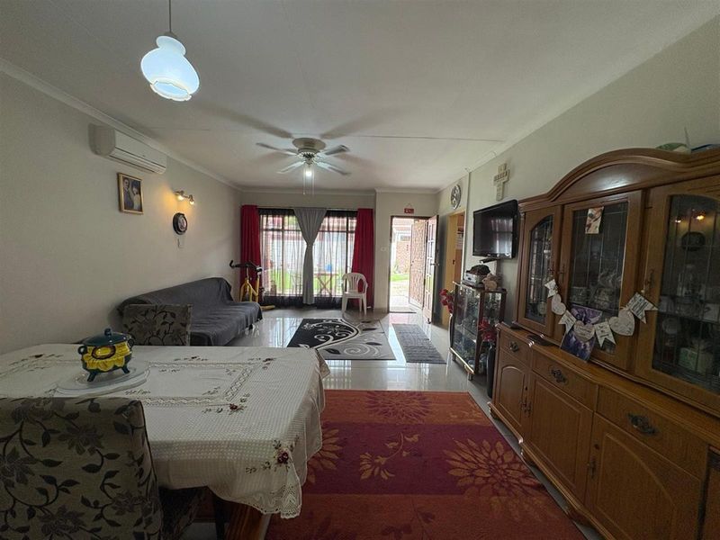 Exclusive 3-Bedroom Townhouse for Sale in Newcastle Central - Photo 4