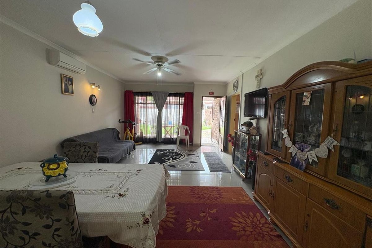 Exclusive 3-Bedroom Townhouse for Sale in Newcastle Central - Photo 4