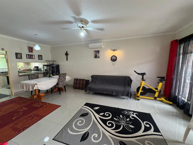 Exclusive 3-Bedroom Townhouse for Sale in Newcastle Central - Photo 3