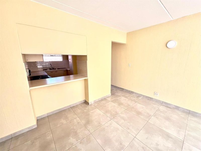 2 Bed 1 Bath 1 Apartment For Sale in Ferndale, Randburg - Photo 4