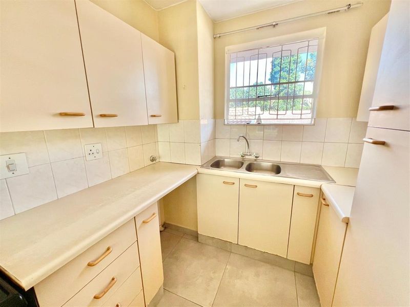 2 Bed 1 Bath 1 Apartment For Sale in Ferndale, Randburg - Photo 3