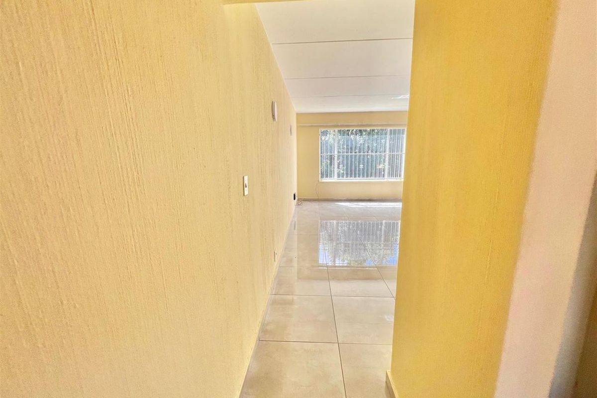 2 Bed 1 Bath 1 Apartment For Sale in Ferndale, Randburg - Photo 5
