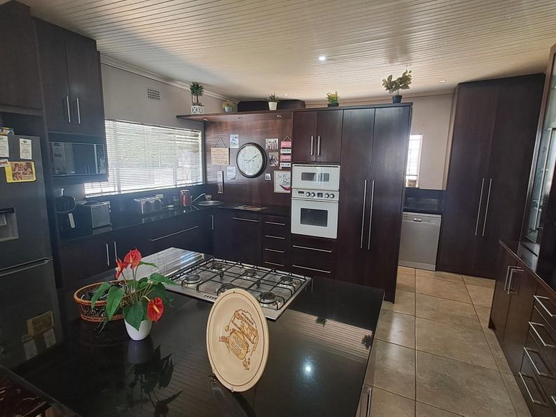 3 Bedroom House For Sale in Amandelrug, Malmesbury - Photo 8