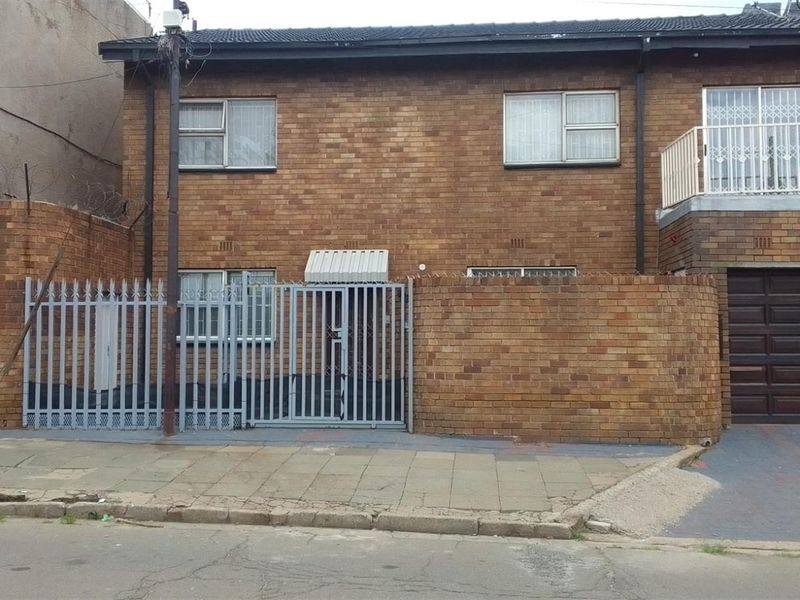 6 Bed Family Home for sale in Actonville - Photo 3