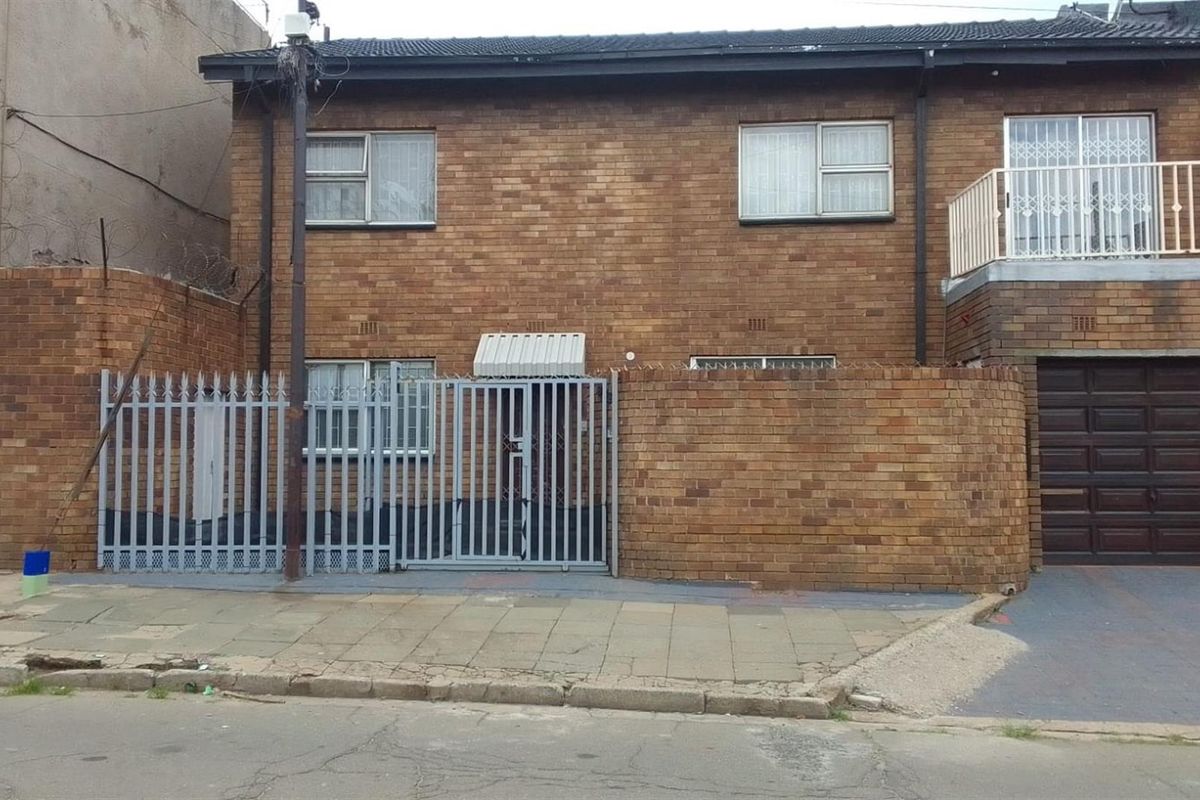 6 Bed Family Home for sale in Actonville - Photo 3