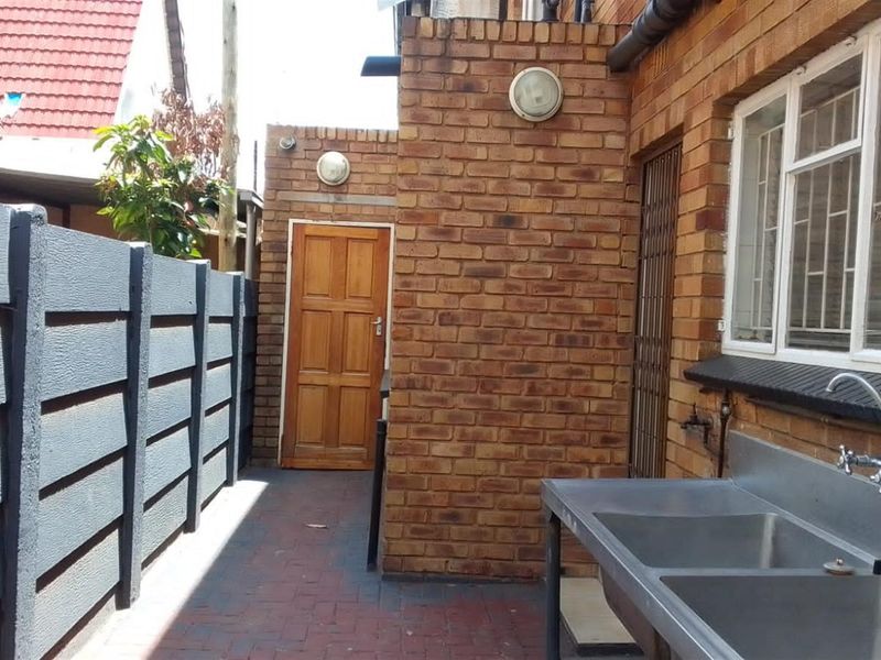 6 Bed Family Home for sale in Actonville - Photo 4