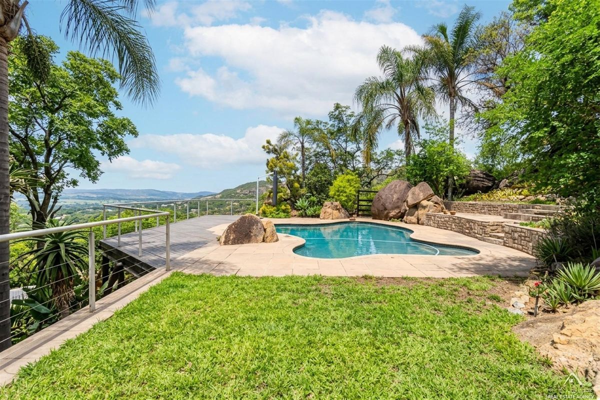 3 bedroom 3 bathroom House with 2 flatlets. CONTEMPORARY DESIGN!! STUNNING VIEWS!!! - Photo 2