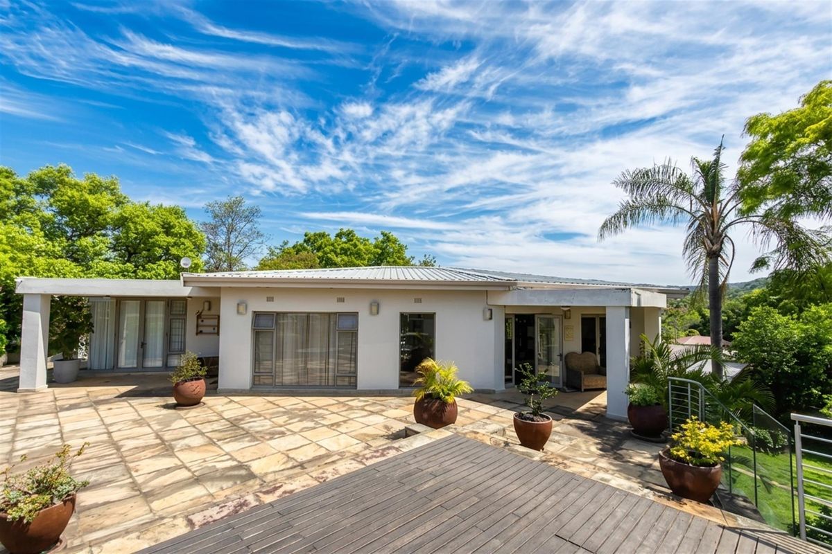 3 bedroom 3 bathroom House with 2 flatlets. CONTEMPORARY DESIGN!! STUNNING VIEWS!!! - Photo 3