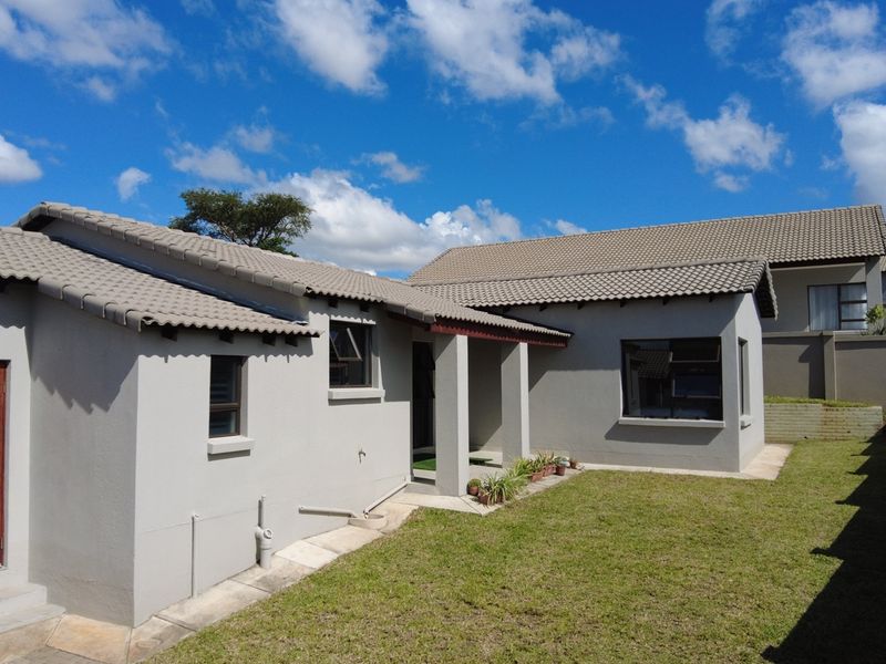 Elegant 3-Bedroom Home with Stunning Views in Secure Intaba Estate - Photo 2