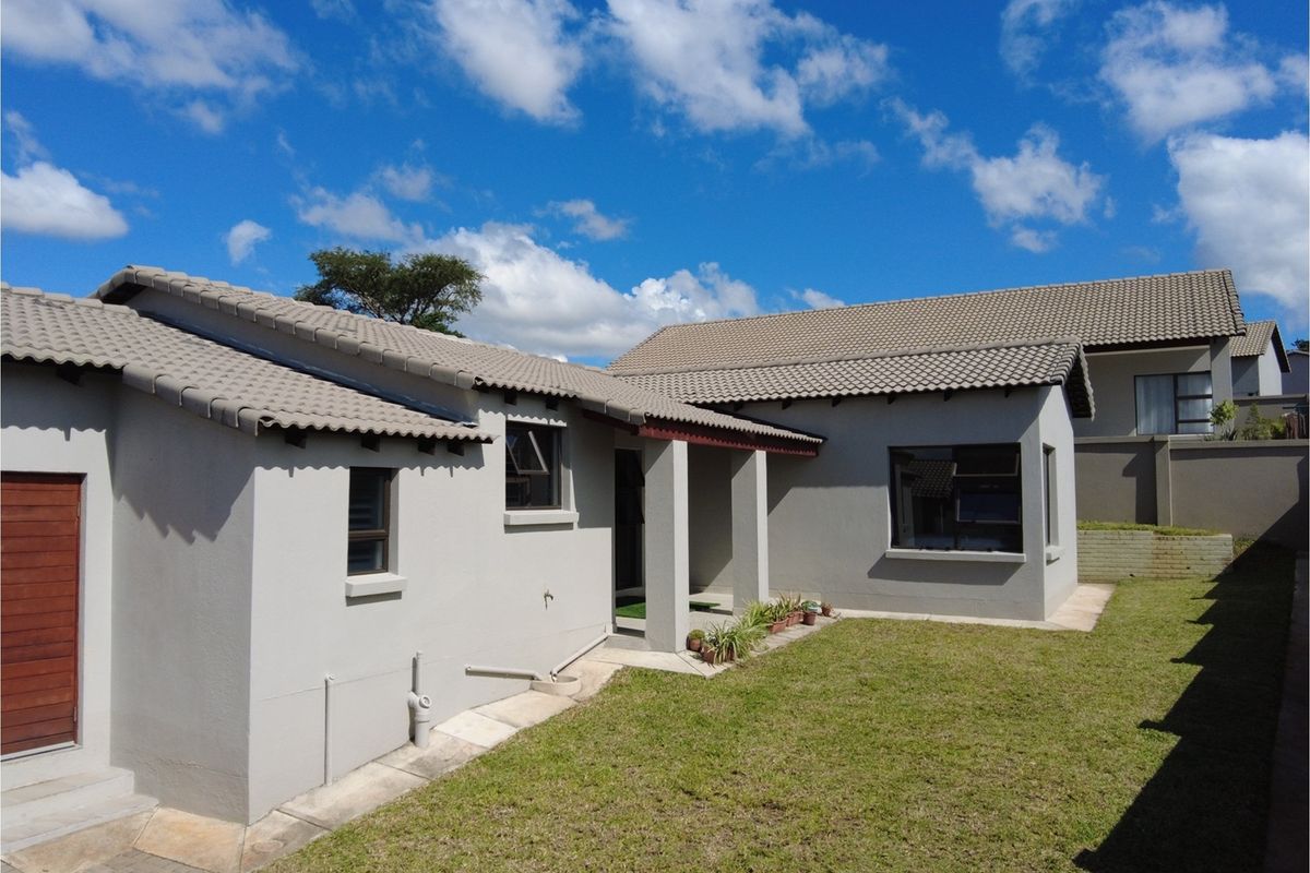 Elegant 3-Bedroom Home with Stunning Views in Secure Intaba Estate - Photo 2